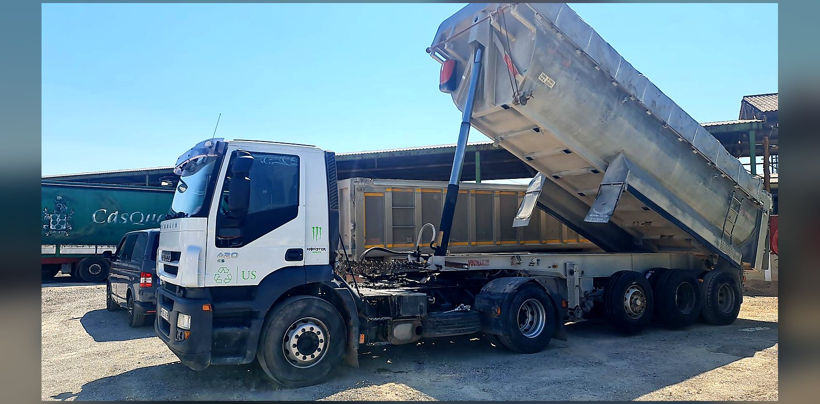 Iveco Stralis de Grup Fusió con bañera de aluminio basculante levantada
