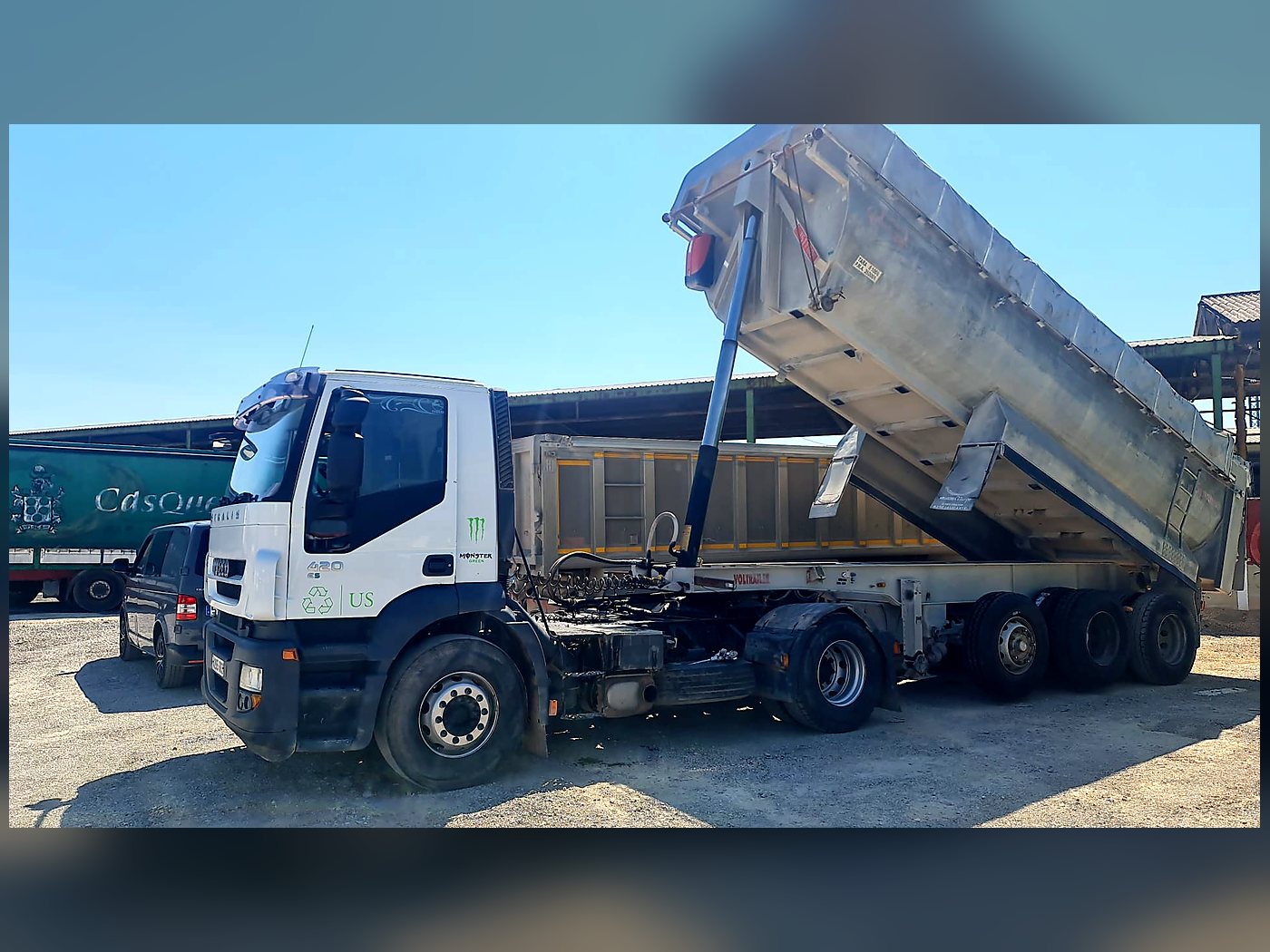Camión Iveco Stralis de Grup Fusió con bañera basculante en operación